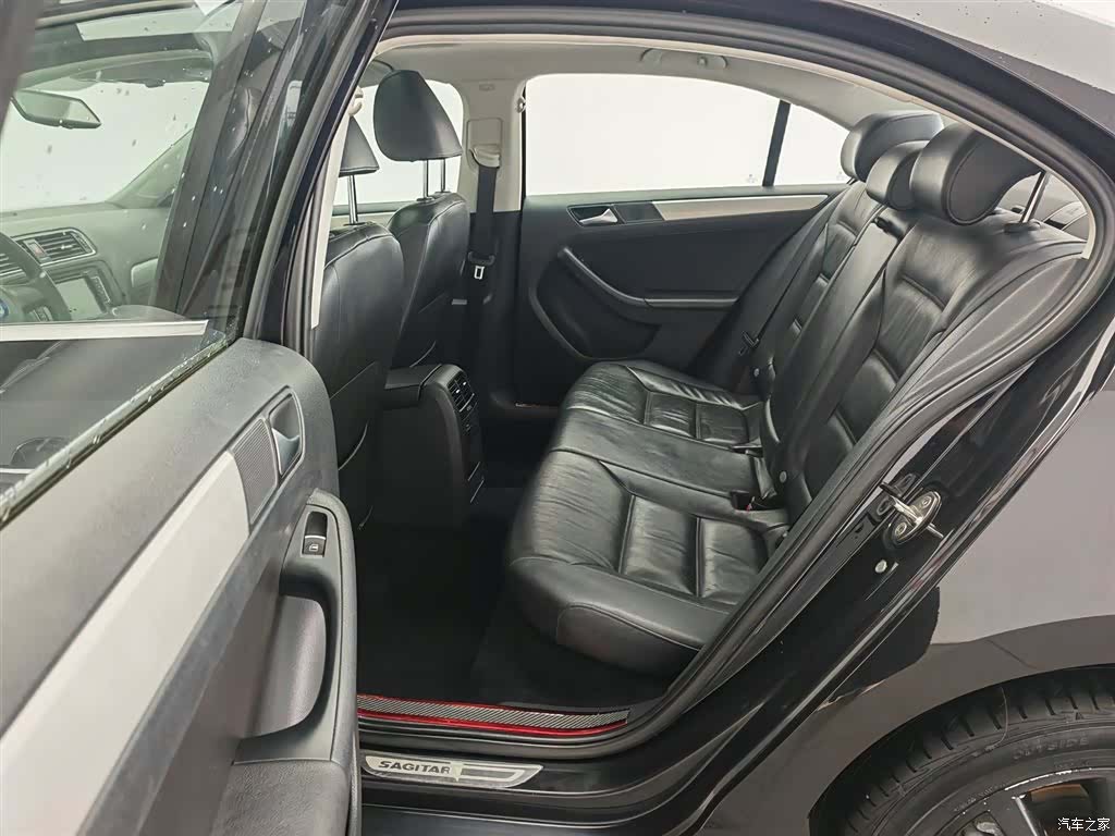 Volkswagen Sagitar, 2013 15