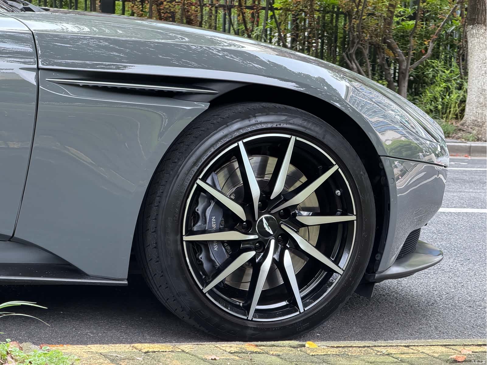 Aston Martin DB11, 2022 20