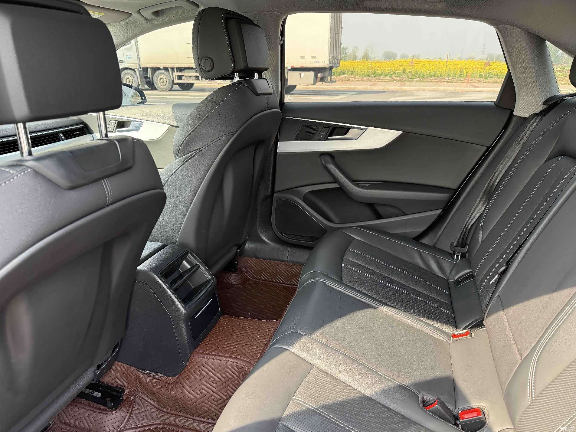 Audi A4L, 2023 все фото