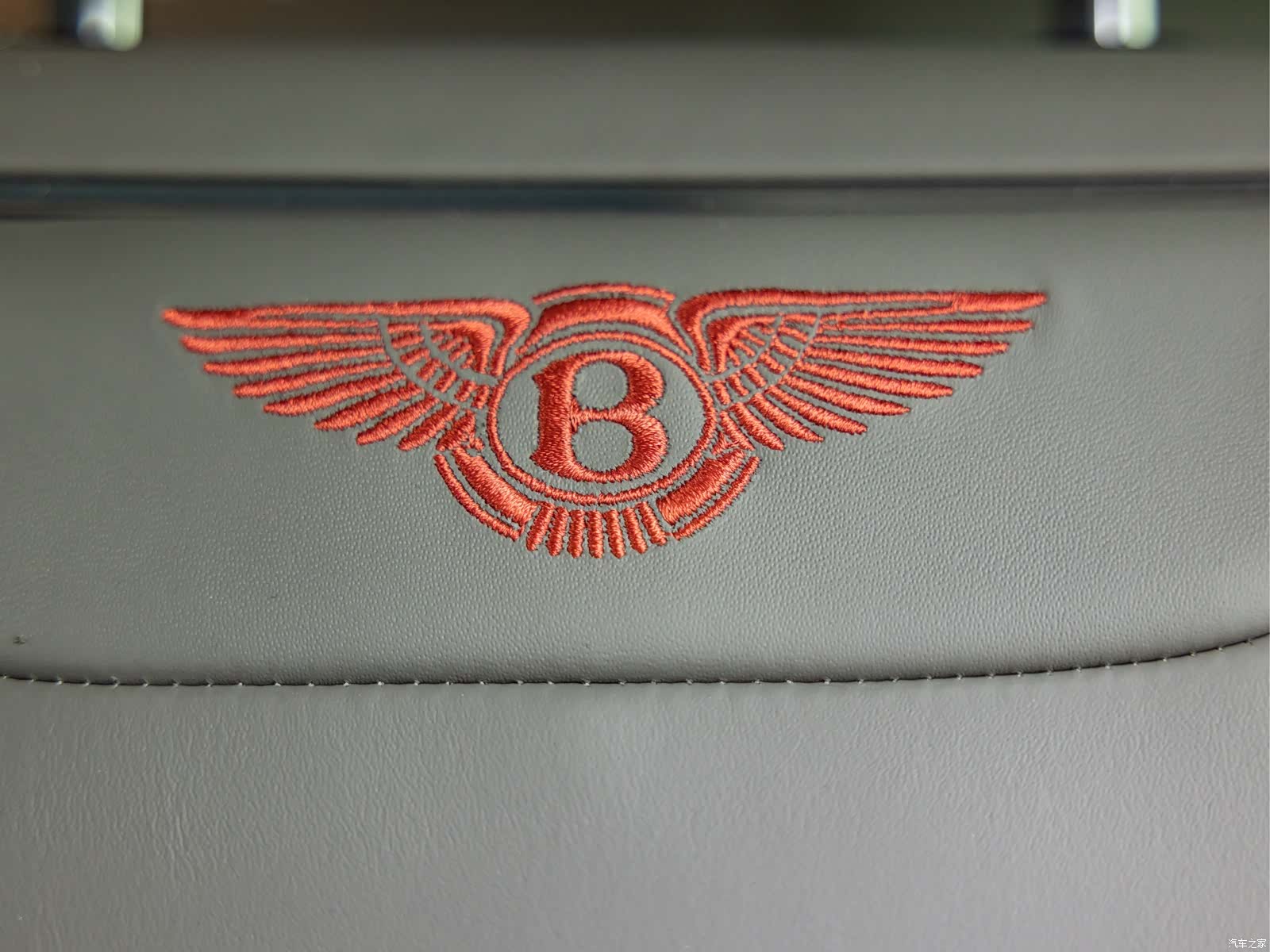 Bentley Bentayga, 2018 12
