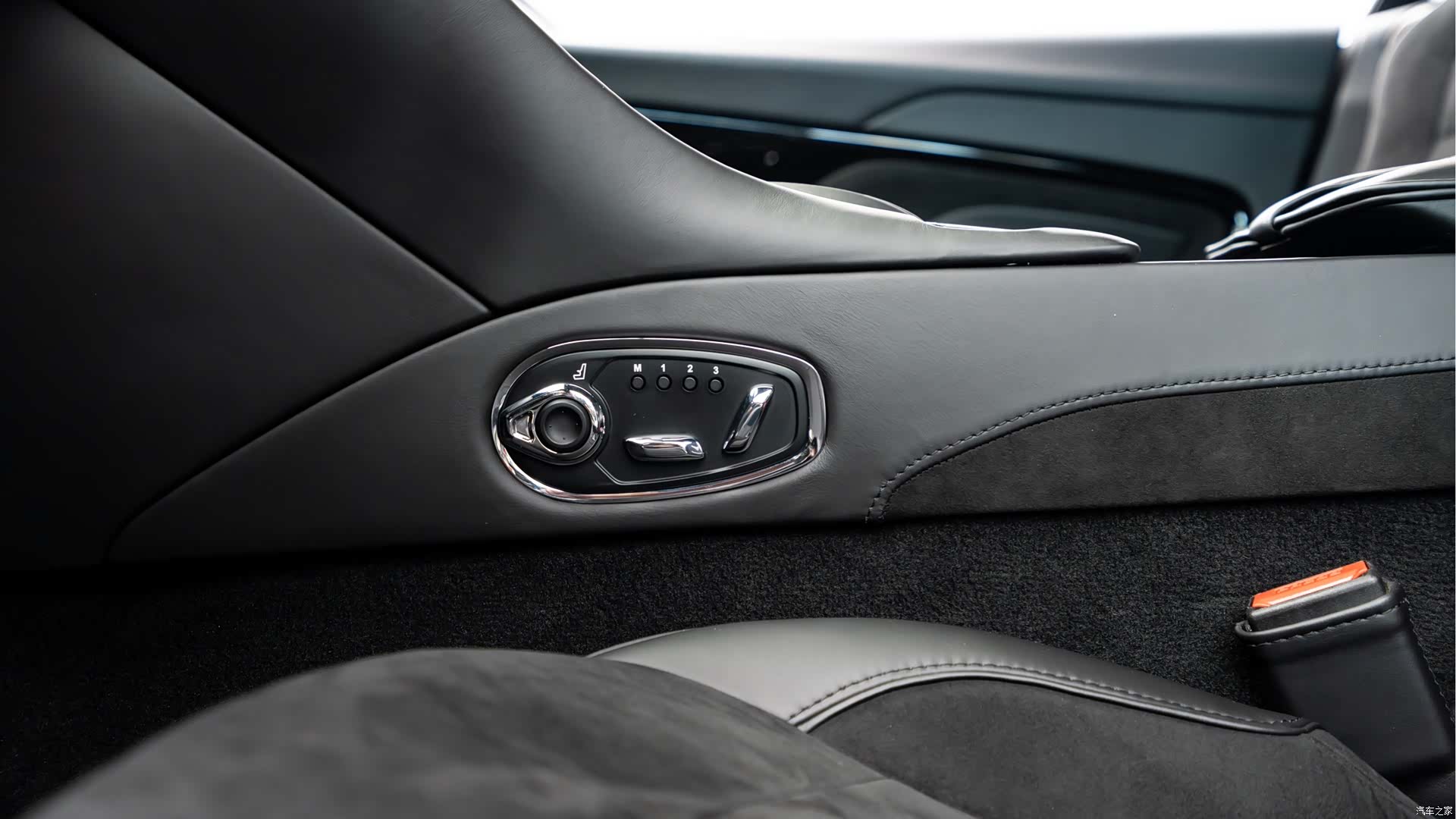 Aston Martin DBS, 2023 12