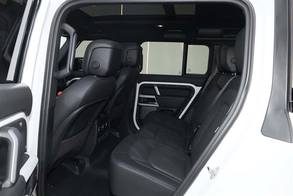 Land Rover Defender, 2024 24