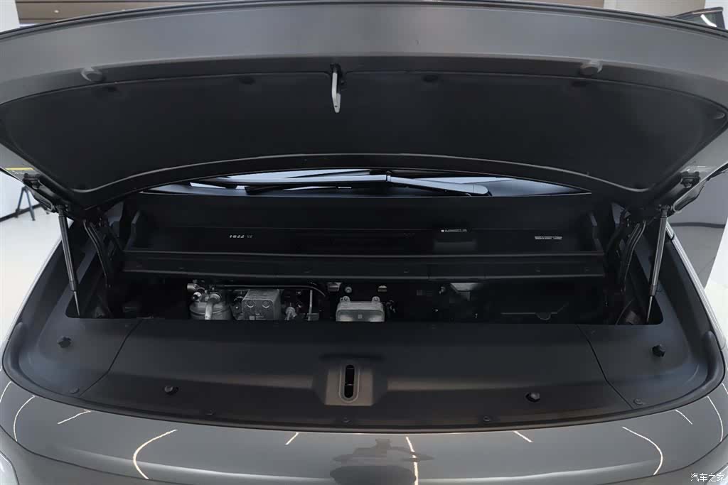 Li Auto MEGA, 2025 20