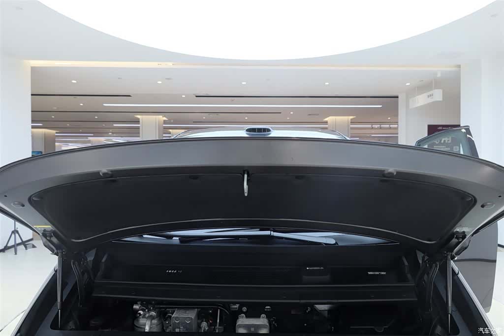 Li Auto MEGA, 2025 21