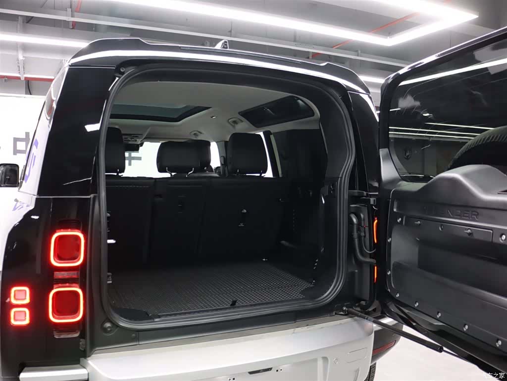 Land Rover Defender, 2024 28