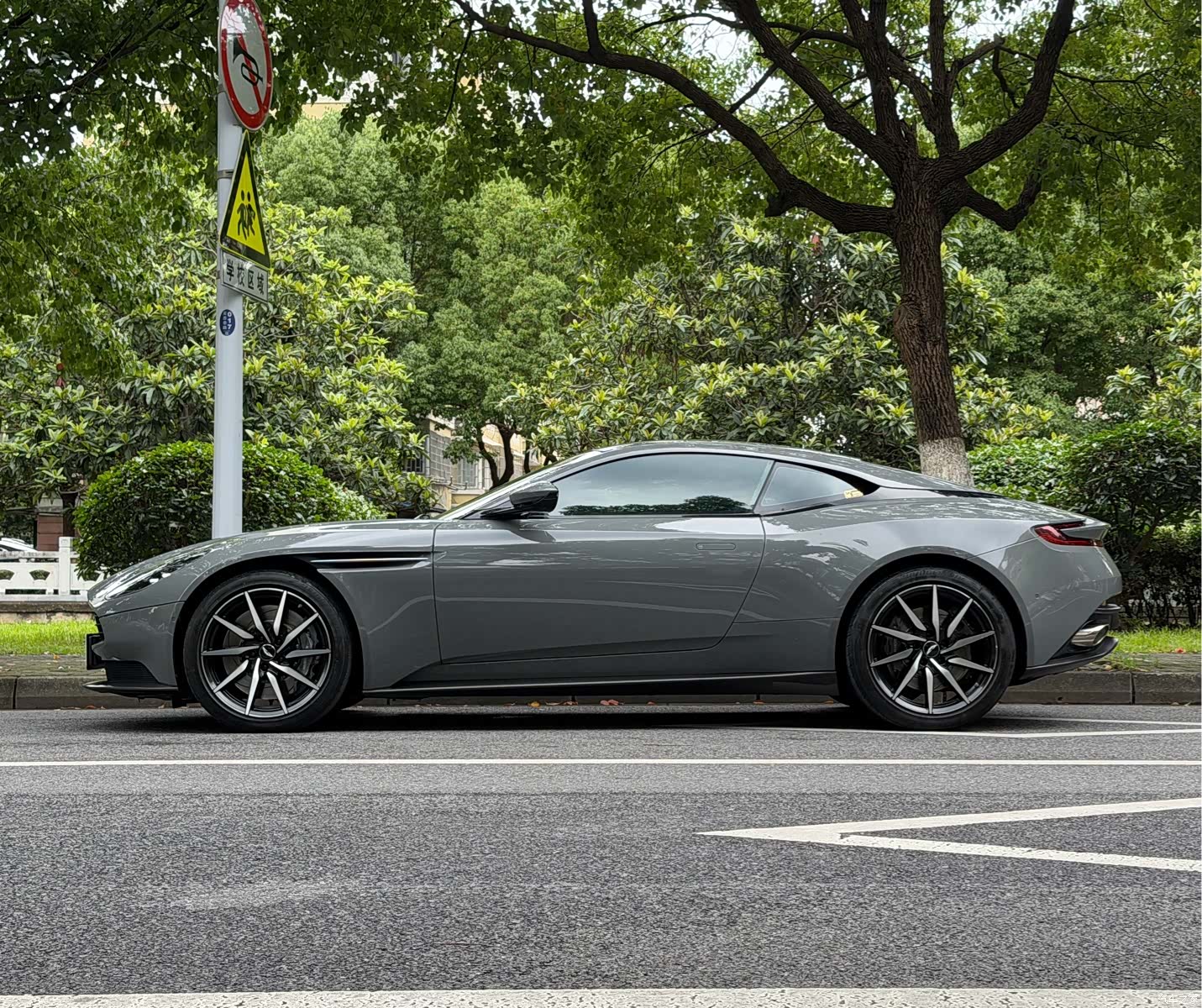 Aston Martin DB11, 2022 7