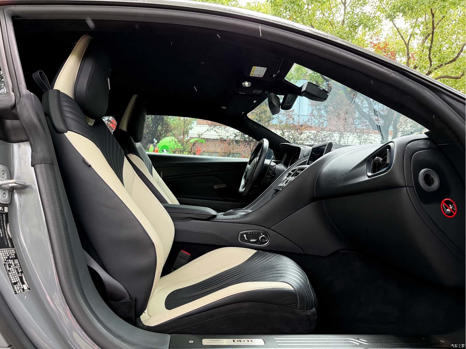 Aston Martin DB11, 2022 9