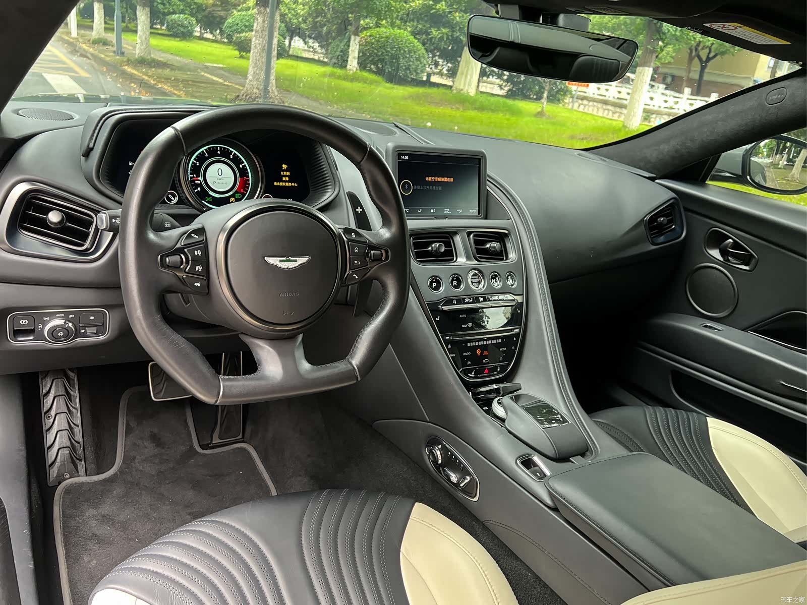Aston Martin DB11, 2022 12