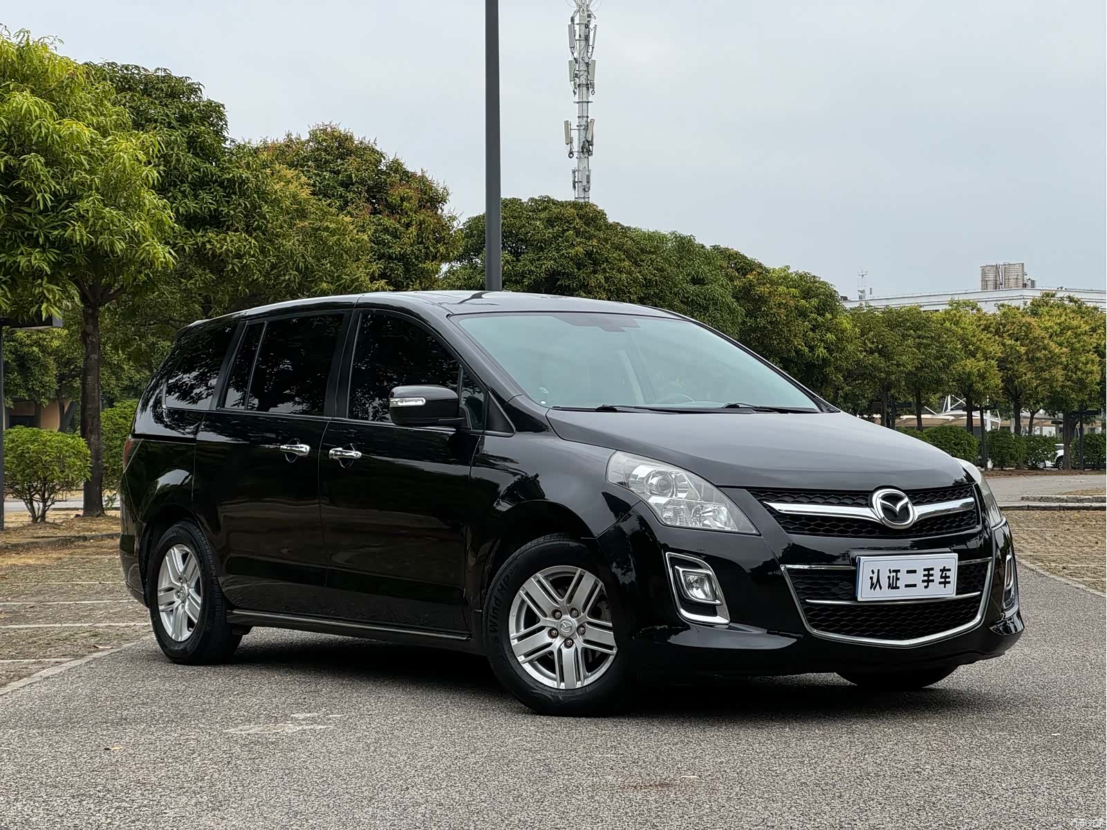 Mazda 8, 2011 3