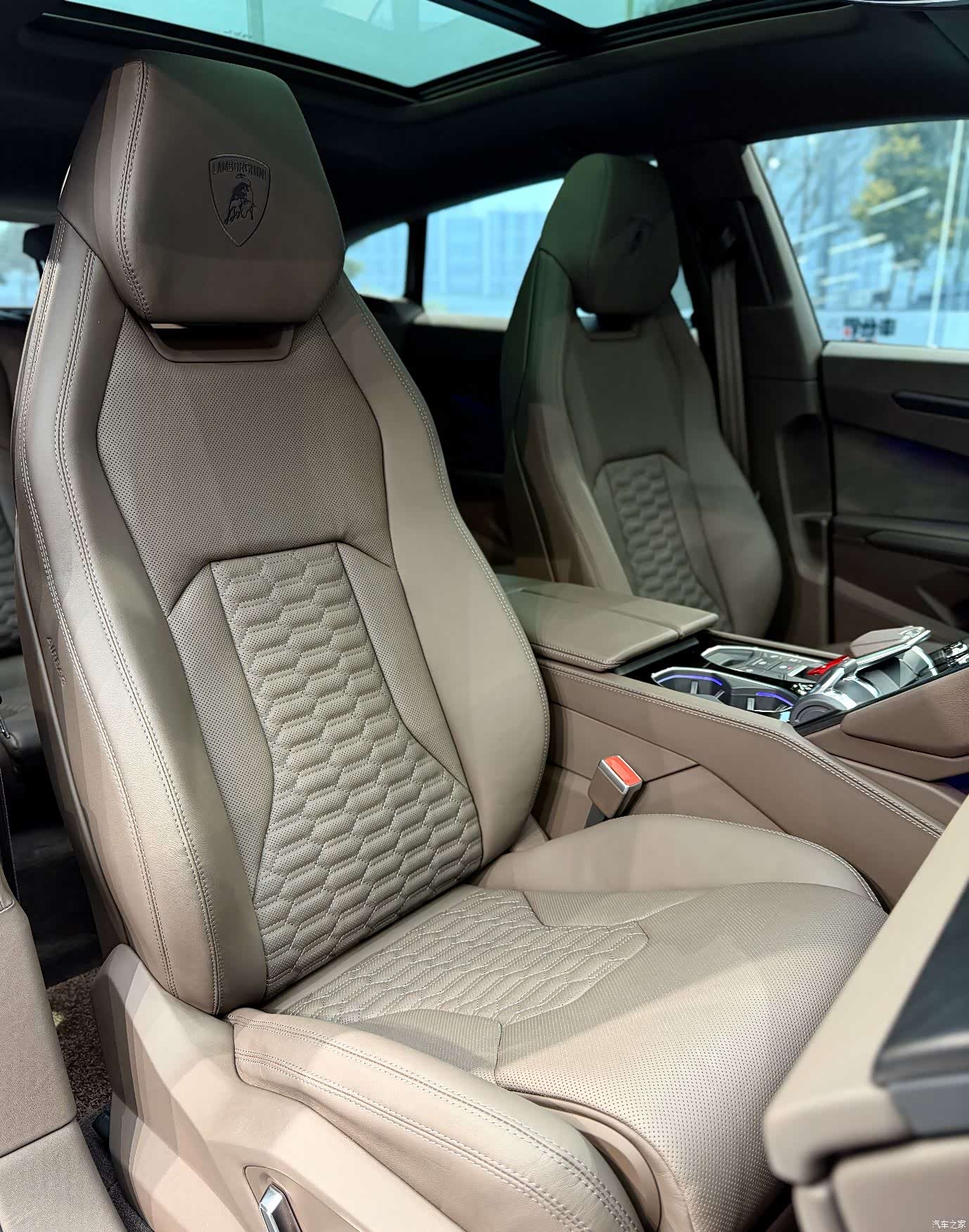 Lamborghini Urus, 2024 8