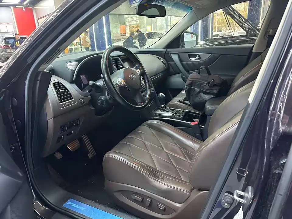Infiniti QX70