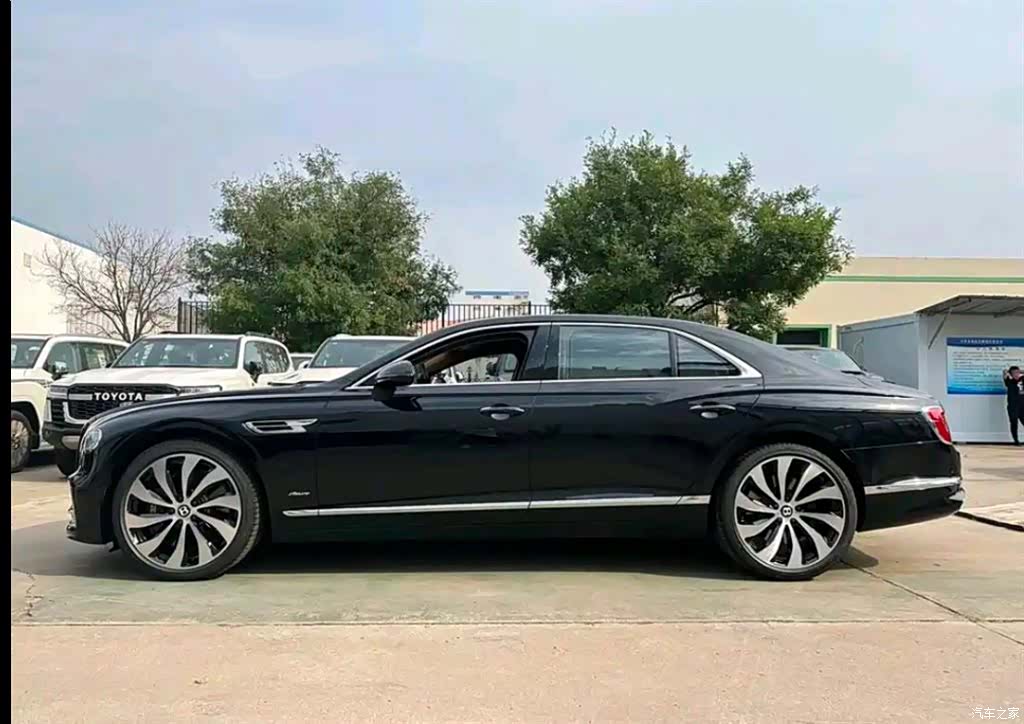 Bentley Flying Spur, 2023 3