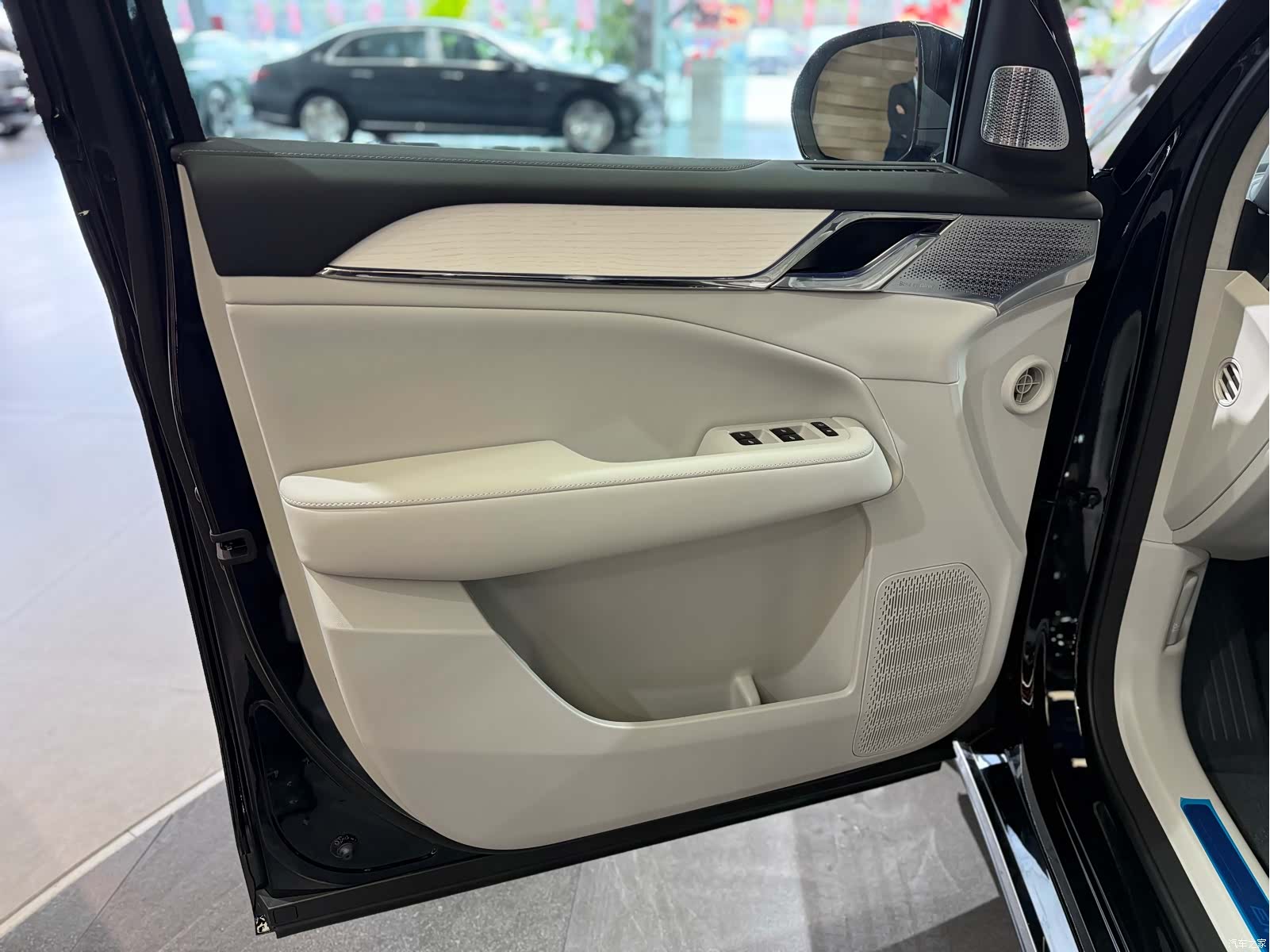 Volvo EM90, 2026 10