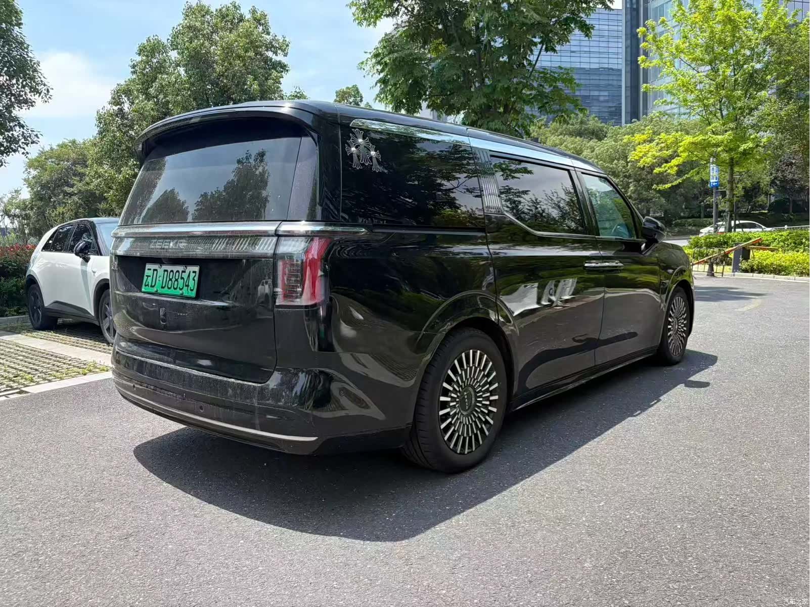 Zeekr 009, 2024 4