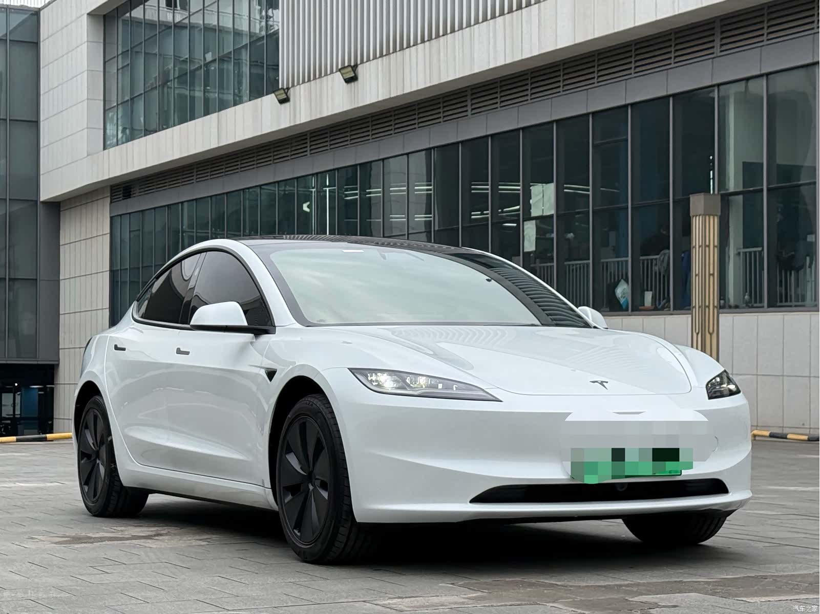 Tesla Model 3, 2025 3