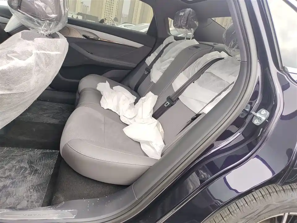 VOYAH Lantu chasing light