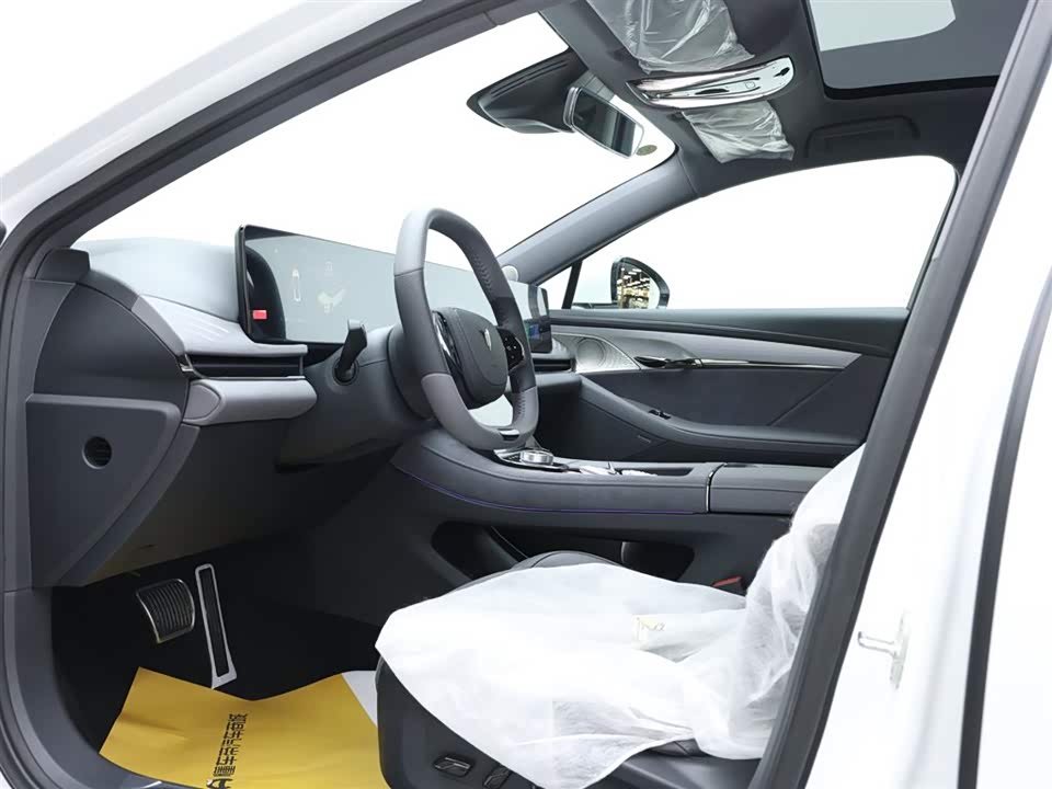 VOYAH Lantu chasing light