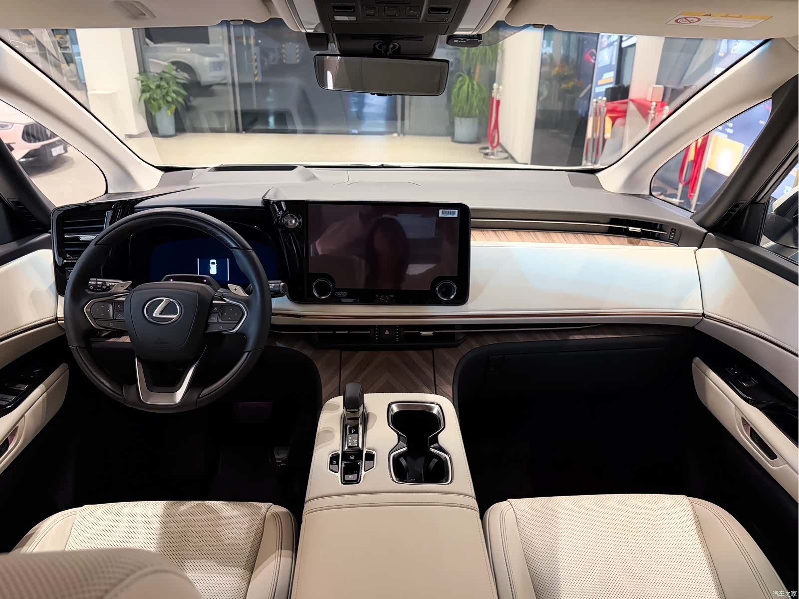 Lexus LM, 2025 9