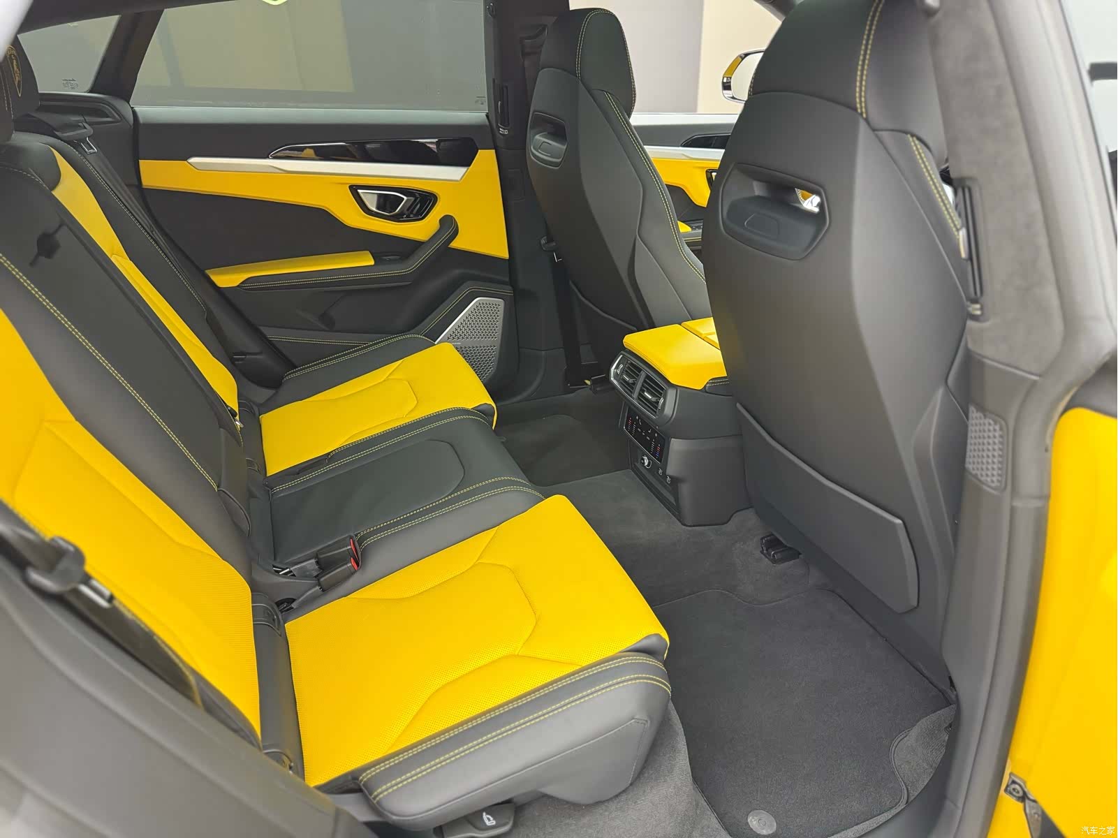 Lamborghini Urus, 2023 16