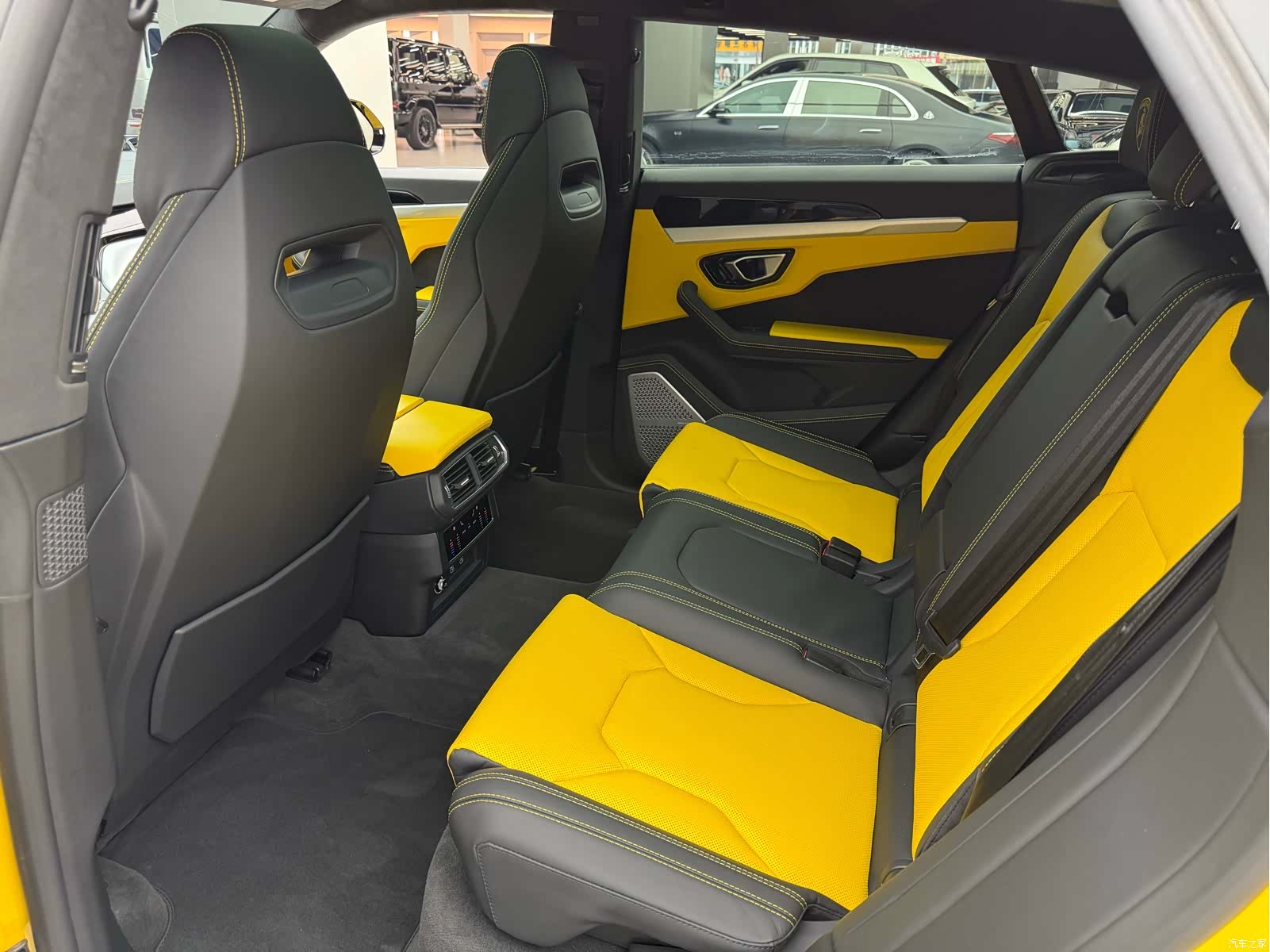 Lamborghini Urus, 2023 12