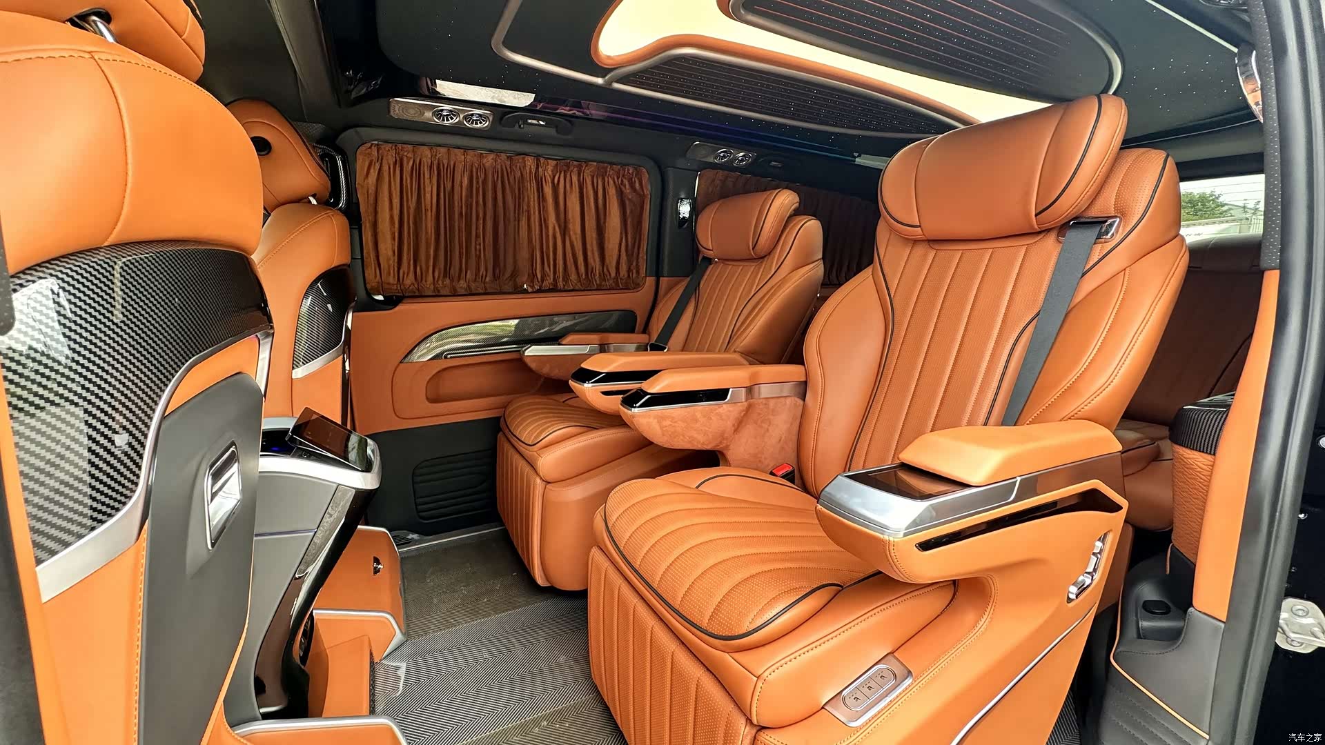 Mercedes-Benz 7, 2024 все фото