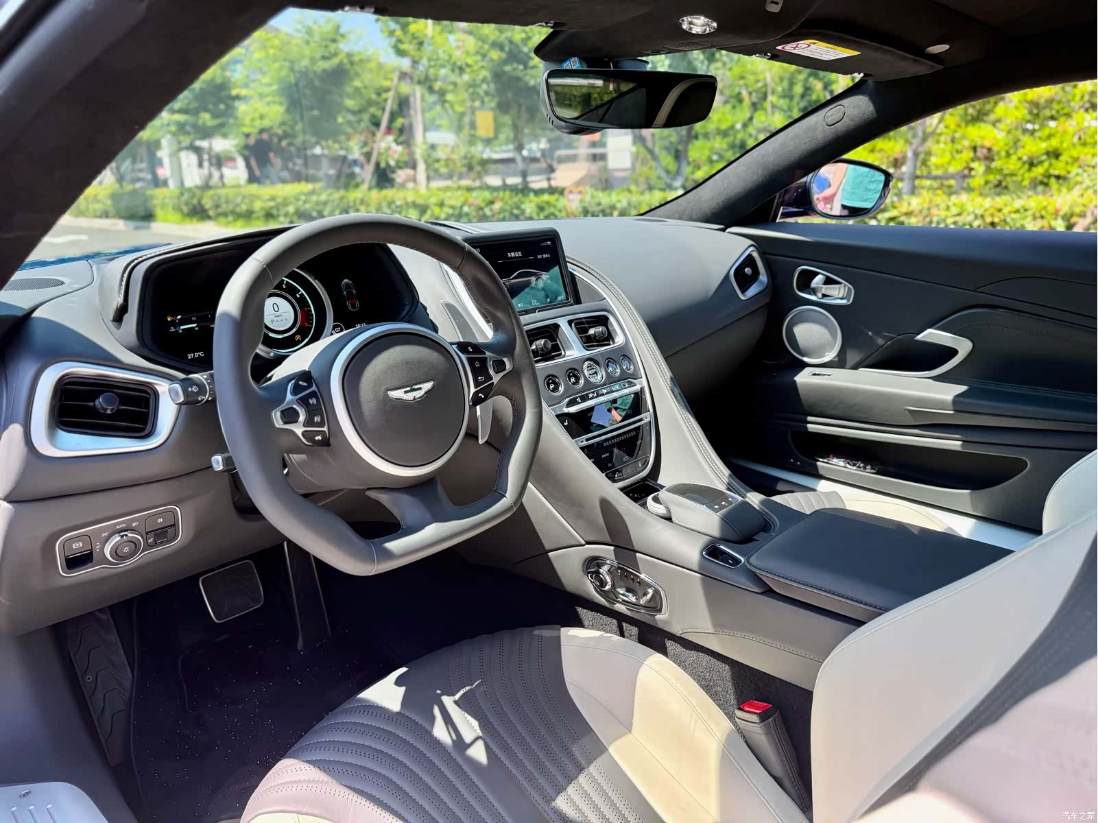 Aston Martin DB11, 2024 4