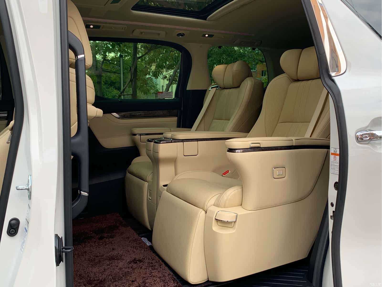 Toyota Alphard, 2022 9