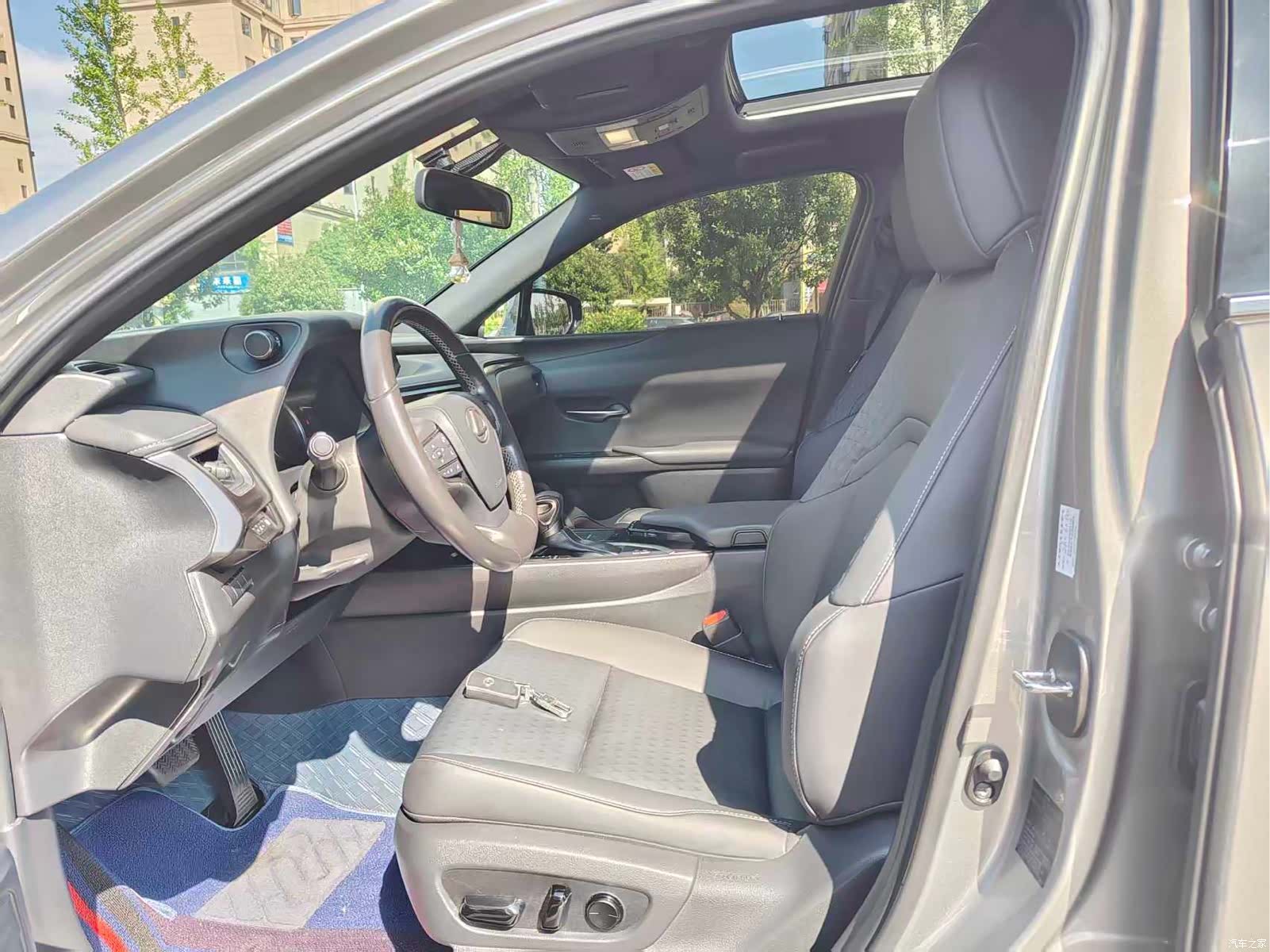 Lexus UX, 2022 все фото