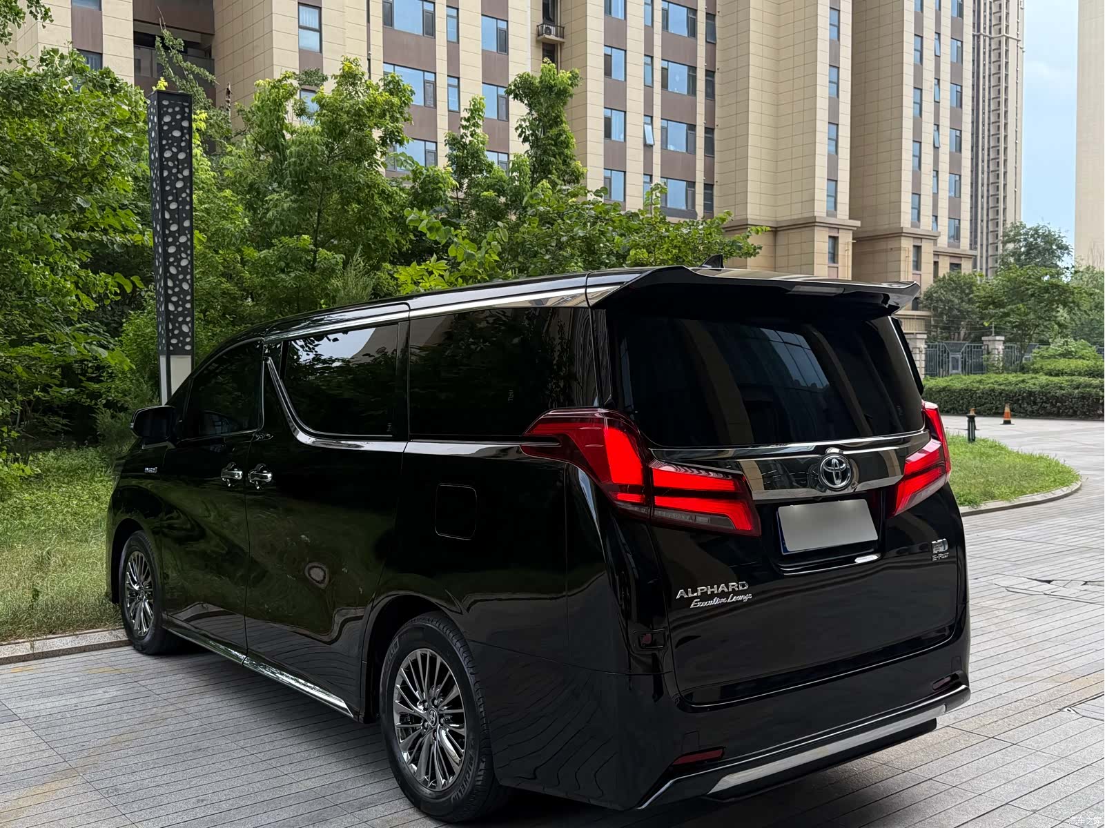 Toyota Alphard, 2023 все фото