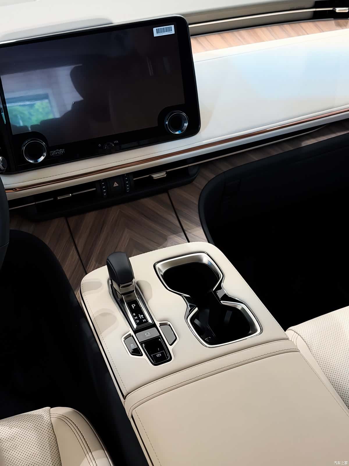 Lexus LM, 2025 10