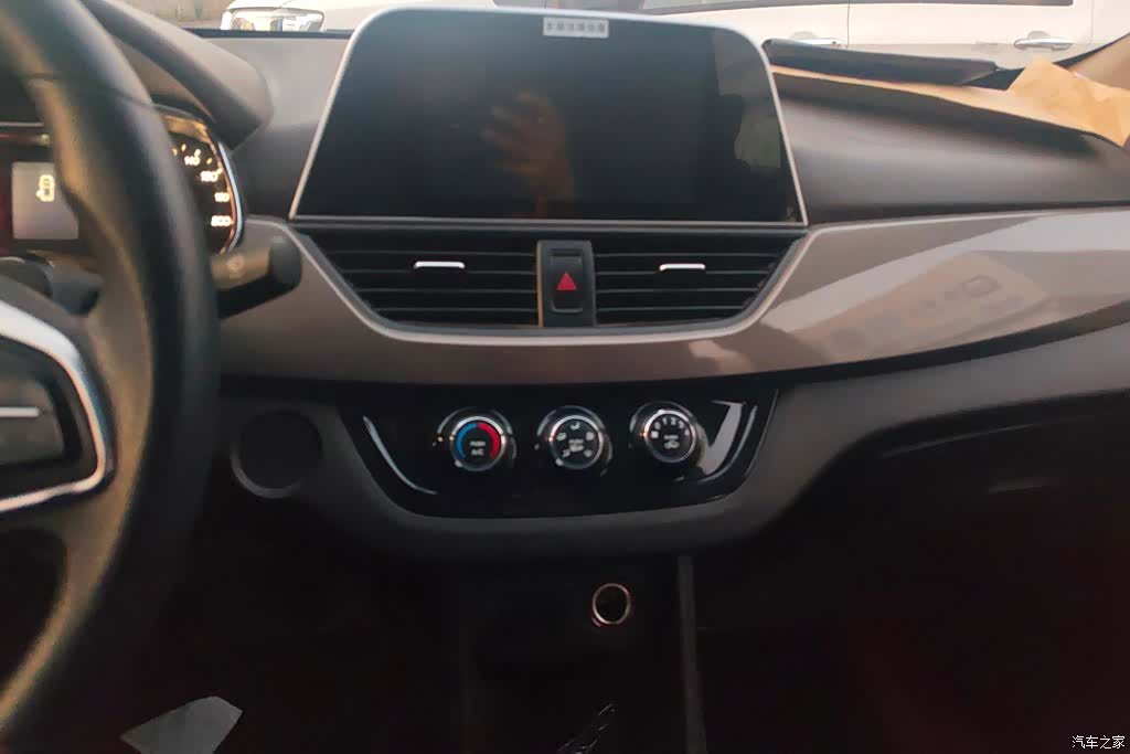 Wuling 310W, 2019 13