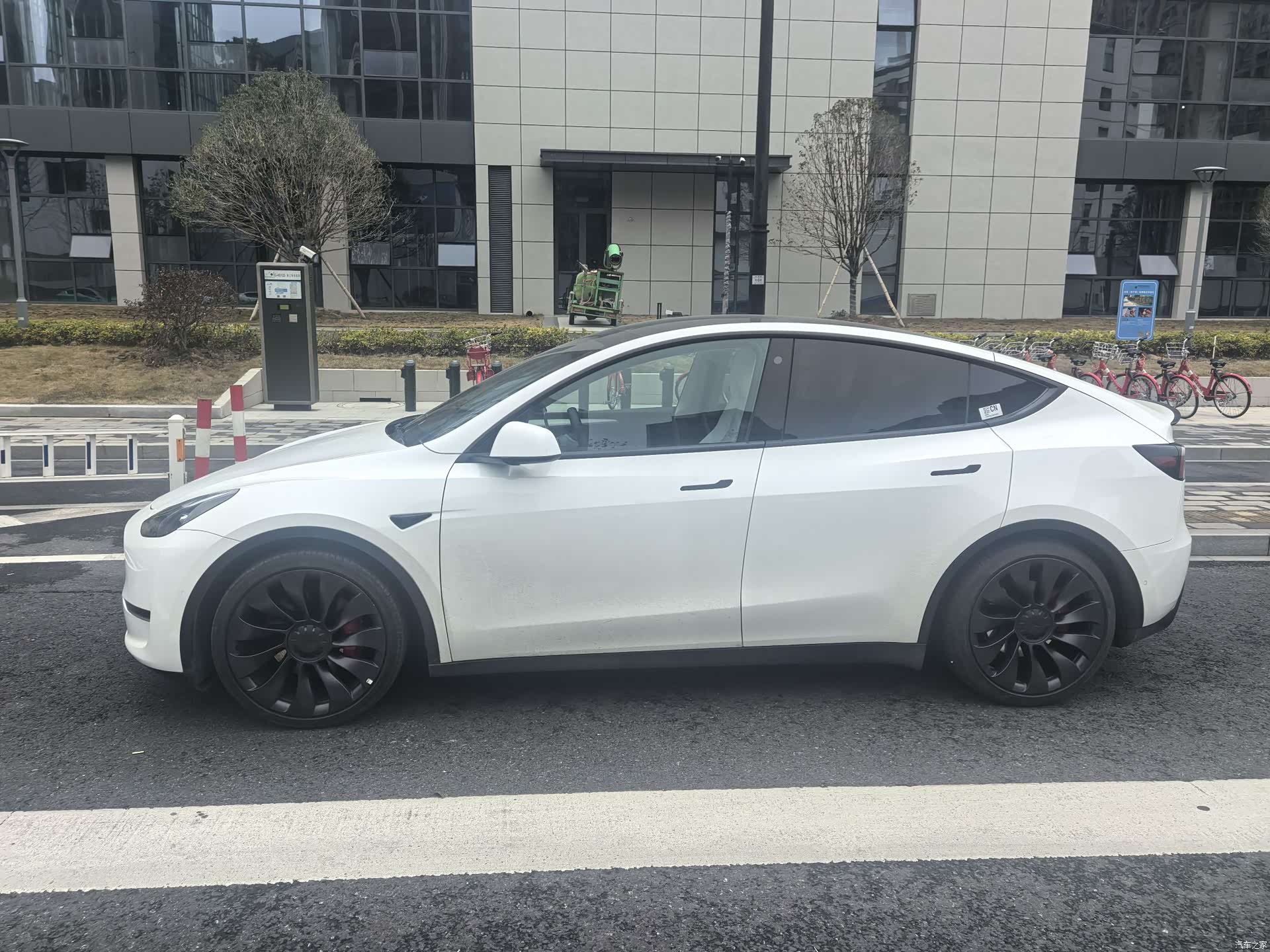 Tesla Model Y, 2022 3