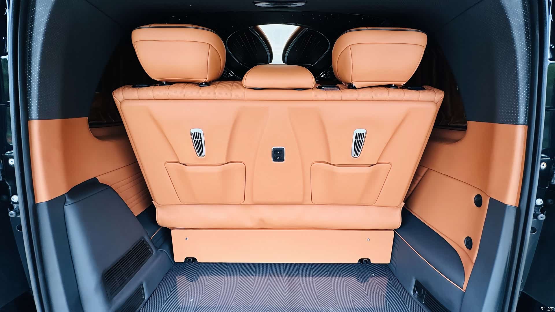 Mercedes-Benz 7, 2024 16