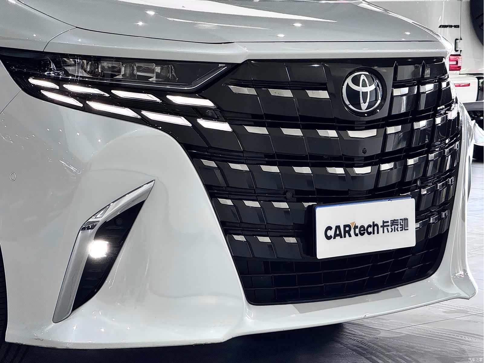 Toyota Alphard, 2024 9