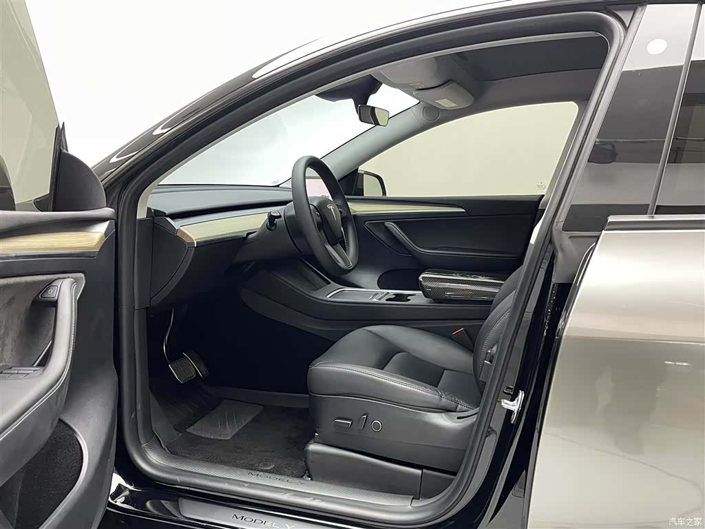 Tesla Model Y, 2023 4