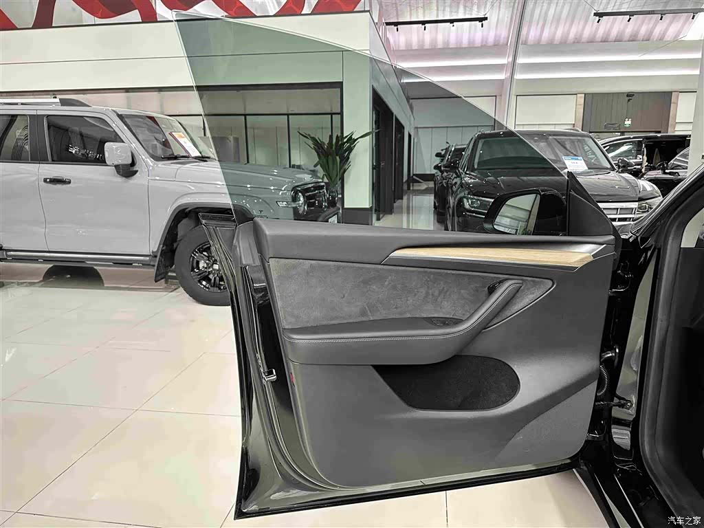 Tesla Model Y, 2023 18