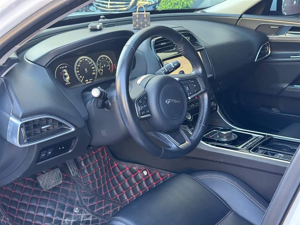 Jaguar XEL Jaguar XEL