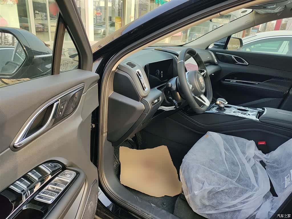 Hongqi HS3, 2025 13