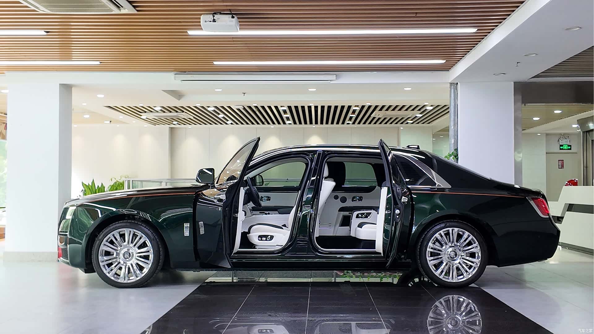 Rolls-Royce Ghost, 2021 все фото