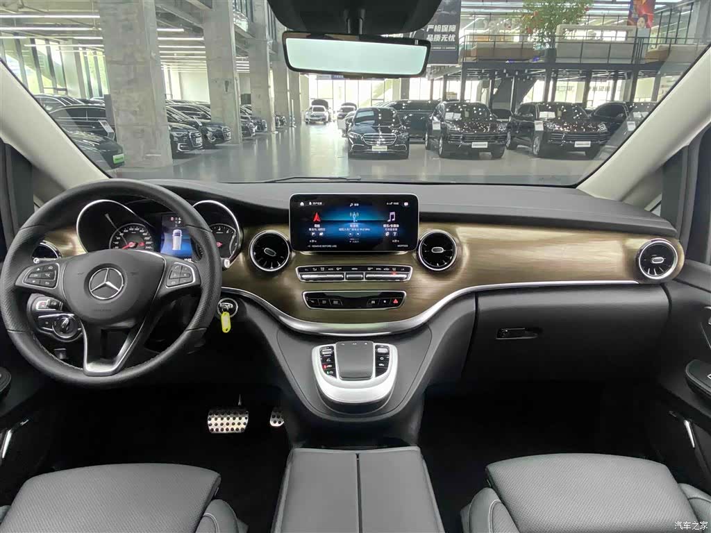 Mercedes-Benz V-Class, 2024 13