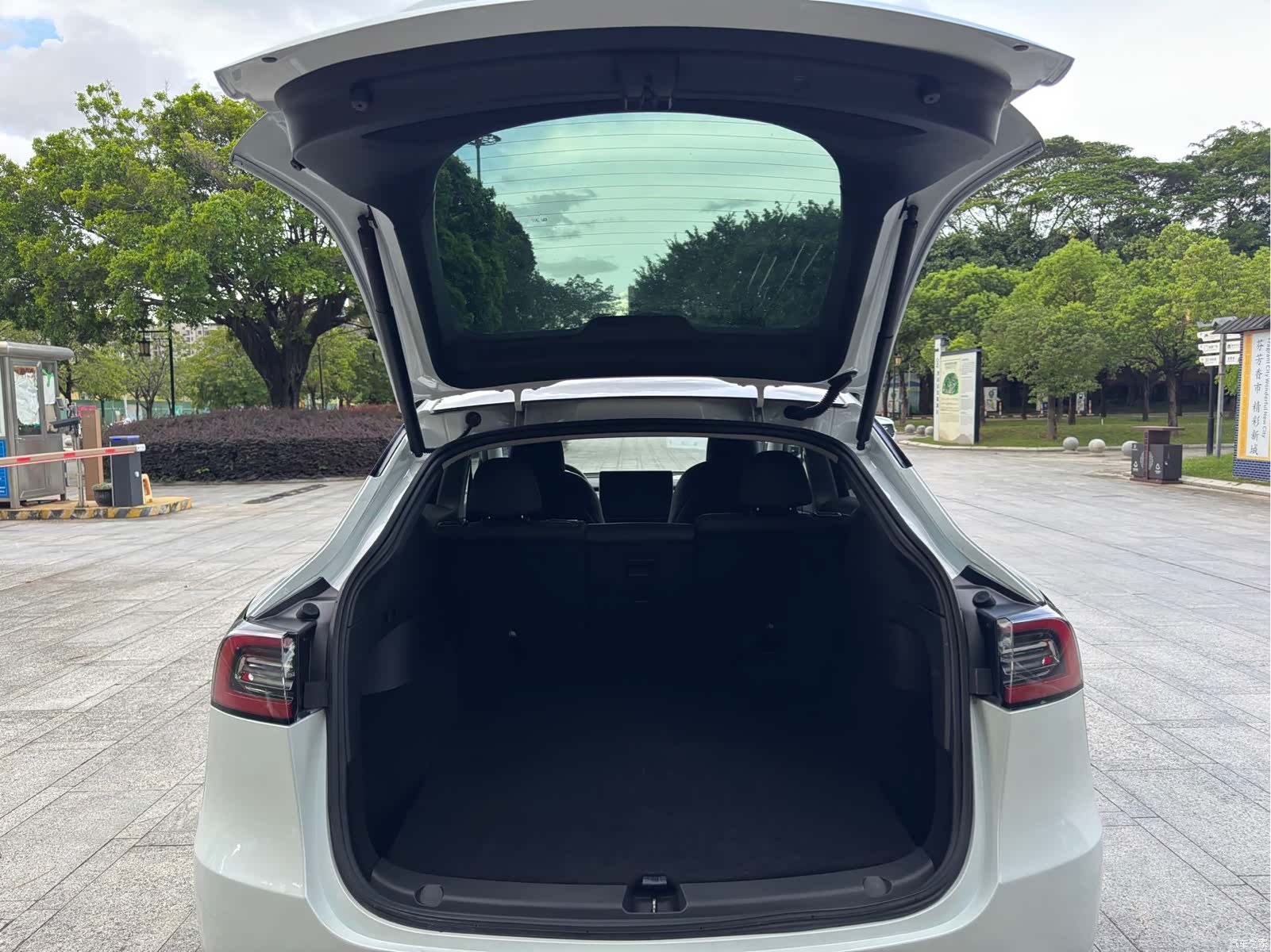 Tesla Model Y, 2023 14