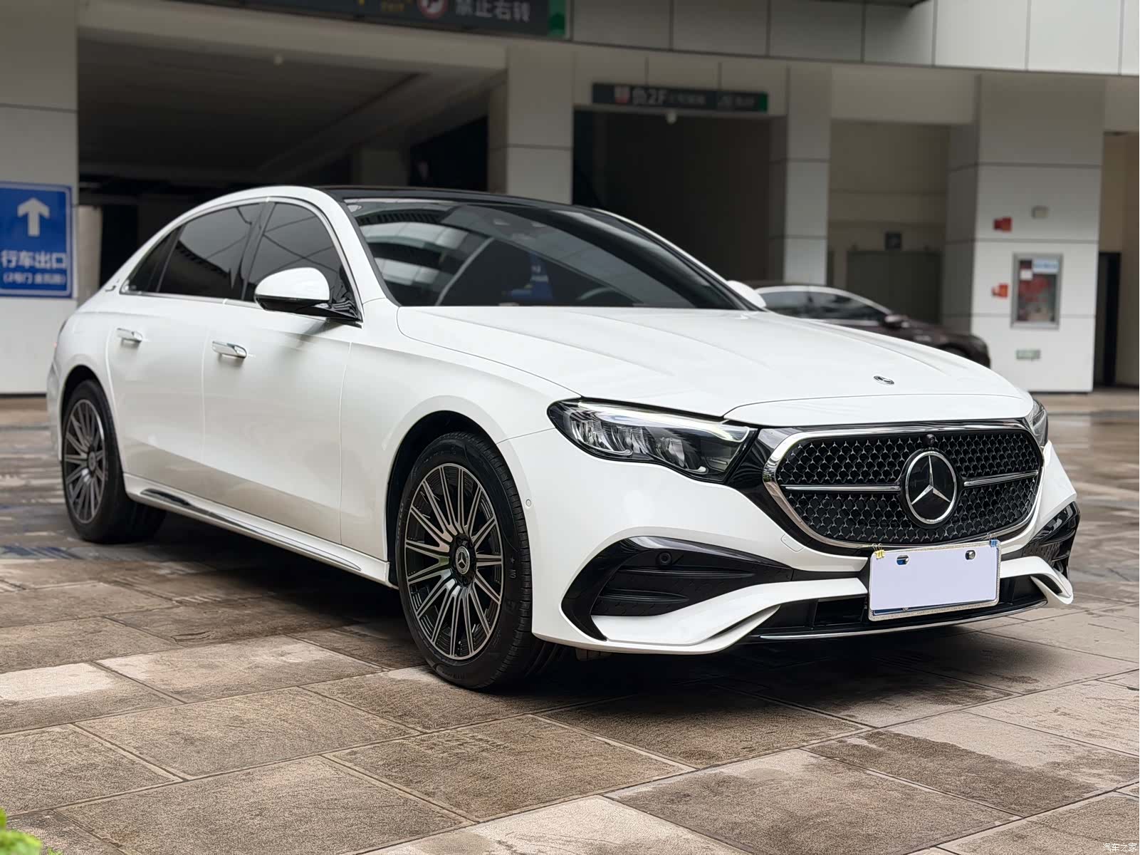 Mercedes-Benz E-Class, 2024 3