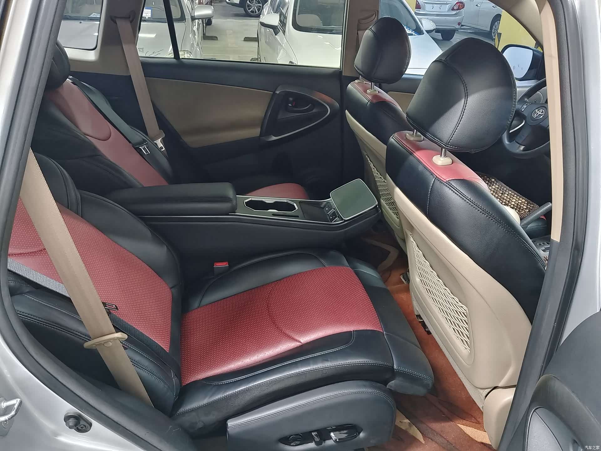 Toyota RAV4, 2011 10