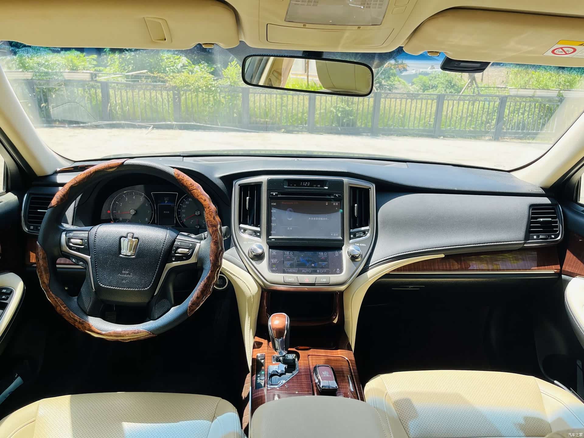 Toyota Crown, 2017 все фото