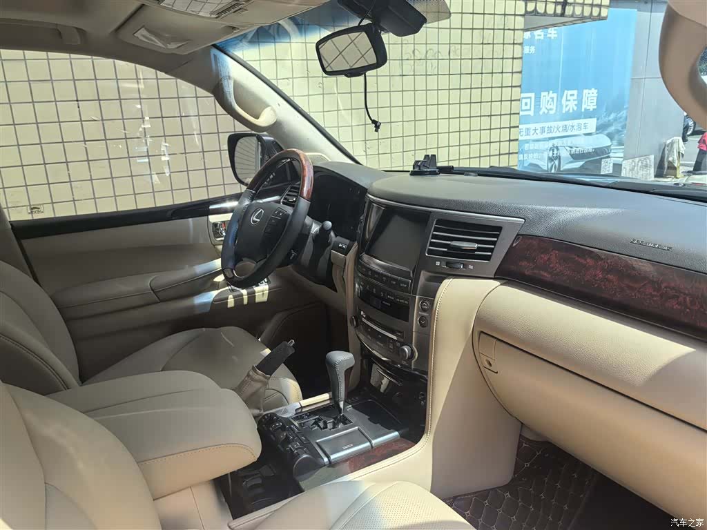 Lexus LX, 2010 10