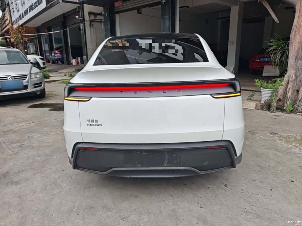 Tesla Model Y, 2025 4