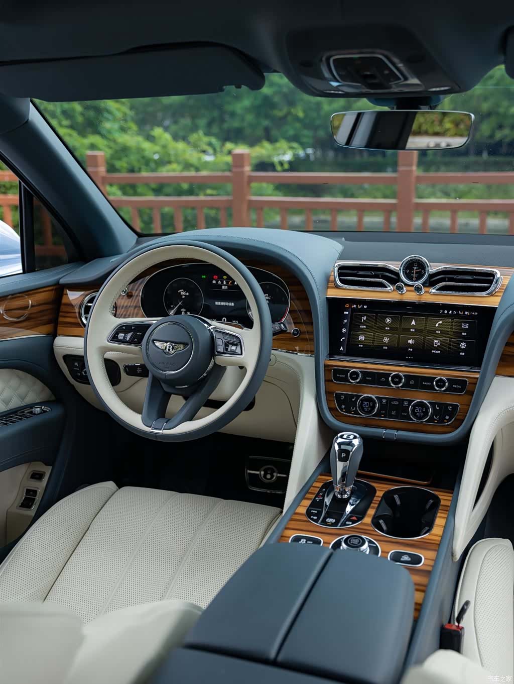 Bentley Bentayga, 2023 11