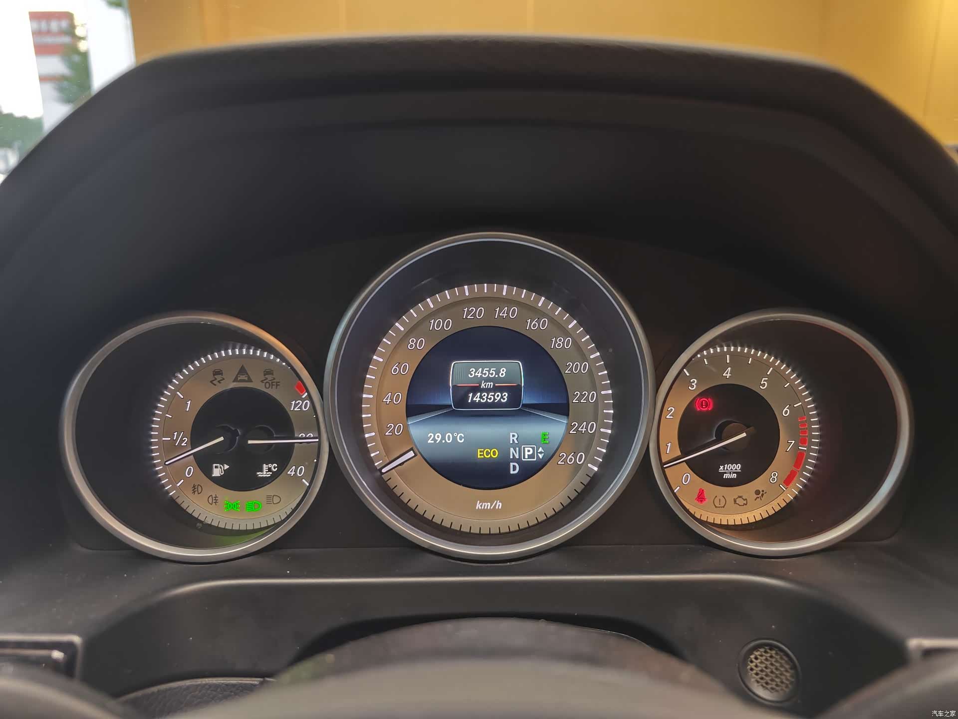 Mercedes-Benz E-Class, 2015 35