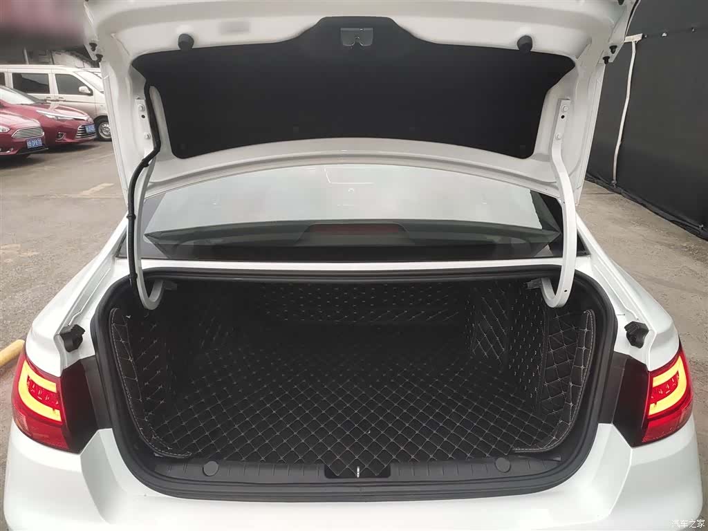 Geely Emgrand, 2021 15