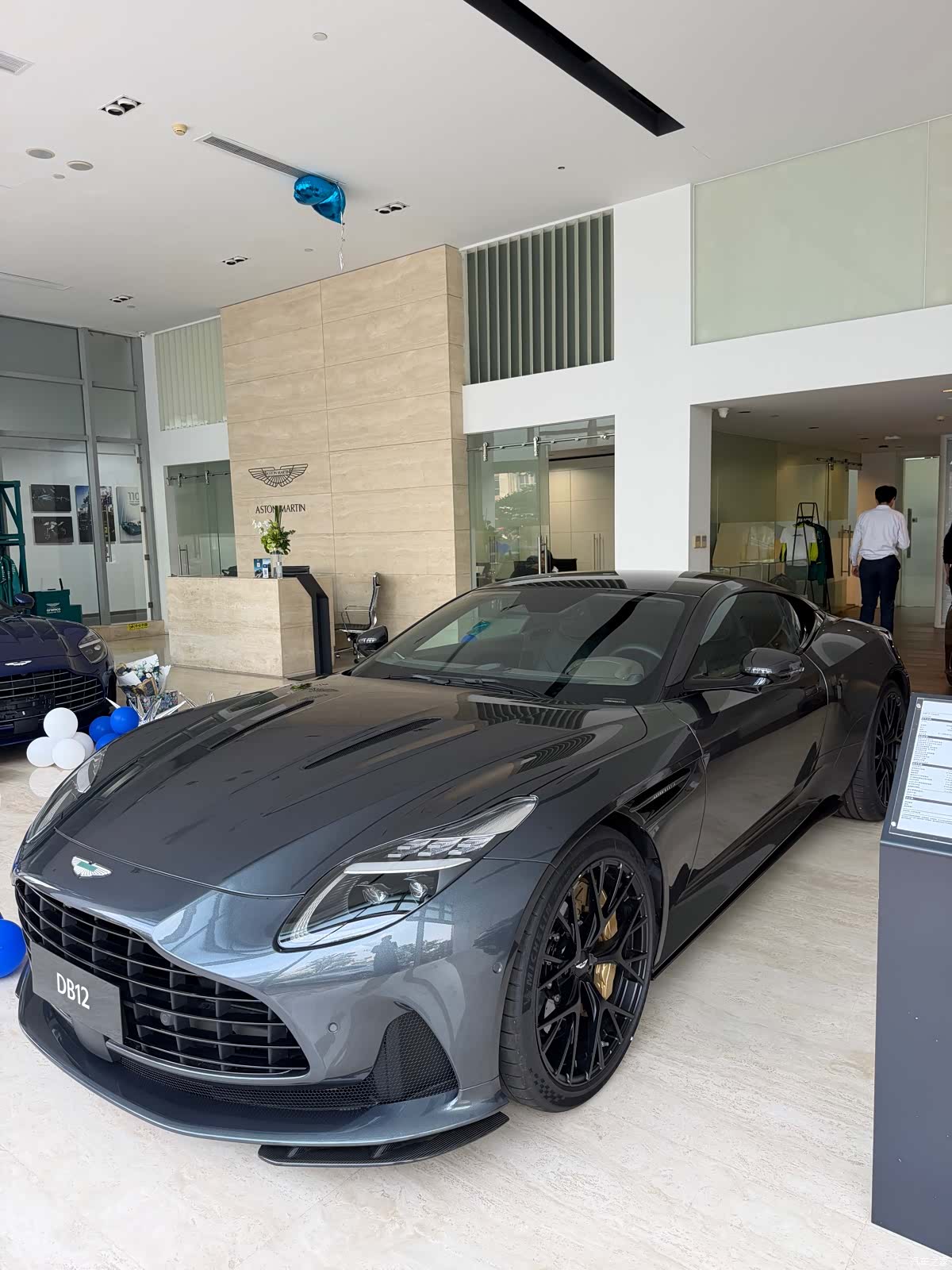 Aston Martin DB12